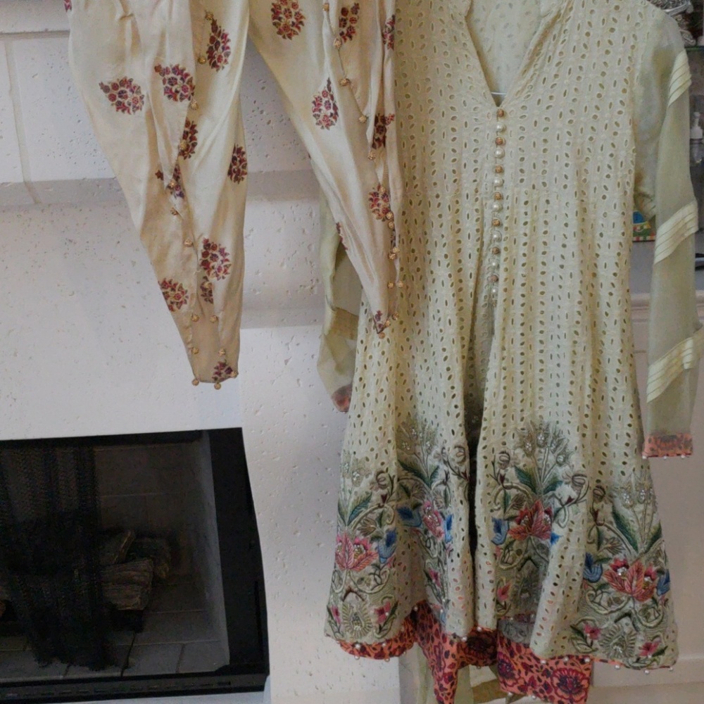 Annus Abrar size small - Picture 2 of 4